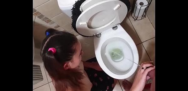  Step daughter taking her daddy for a pee and give him a blowjob